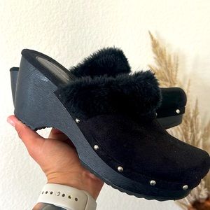 American Eagle Clogs